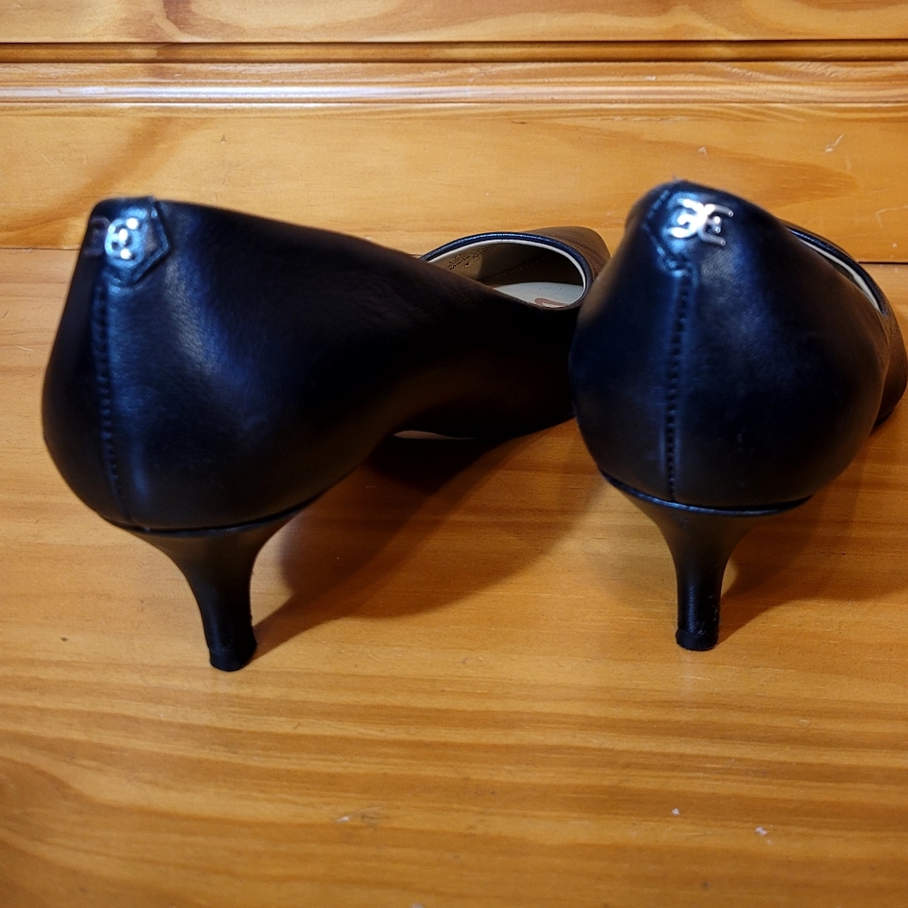 Classic Black Kitten Heel Pumps 🖤 - Picture 5 of 10